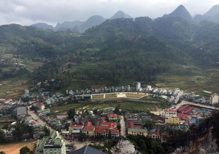 Theo thiết kế, dự án thang máy cao 102m, diện tích lòng thang 15m2, được xây dựng gần chính giữa vách đá di tích Đồn Cao, nơi có vị trí đắc địa, trung tâm bao quát toàn bộ khu phố cổ Đồng Văn.