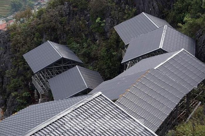 Ngoài ra, dự án còn sử dụng khuôn viên khoảng 5.600m2 thuộc di tích Đồn Cao để xây dựng một tổ hợp nhà hàng, nhà nghỉ, quầy cà phê, lưu niệm… để phục vụ khách du lịch. Mô hình dự án này có nhiều điểm tương đồng với tổ hợp nhà hàng, khách sạn Panorama trên đỉnh đèo Mã Pì Lèng (huyện Mèo Vạc) gây xôn xao dư luận thời gian gần đây. Ngoài điểm chung có vị trí đắc địa, dự án “siêu tháng máy 102m” có quy mô khủng hơn nhiều so với Panorama. Ảnh: cận cảnh tổ hợp nhà hàng, khách sạn đang thi công dở trên đỉnh Đồn Cao.