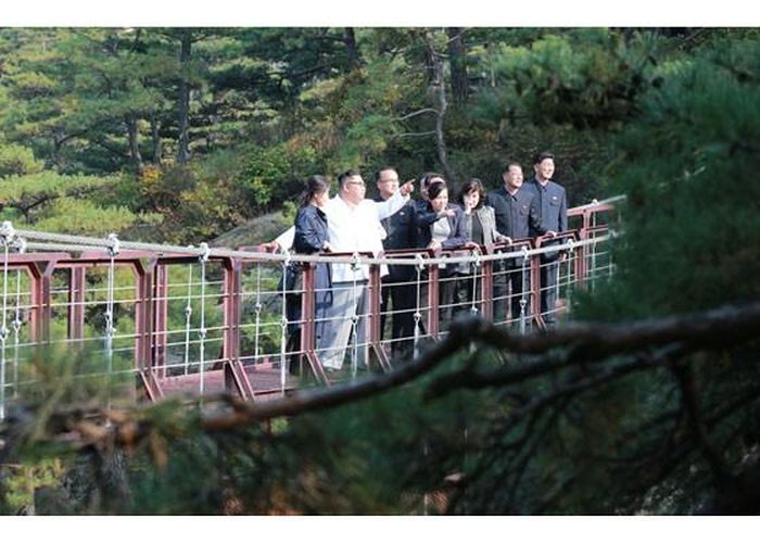 Bà Ri xuất hiện trong một số bức ảnh do KCNA công bố, nhưng tên không được nhắc đến trong bài báo.