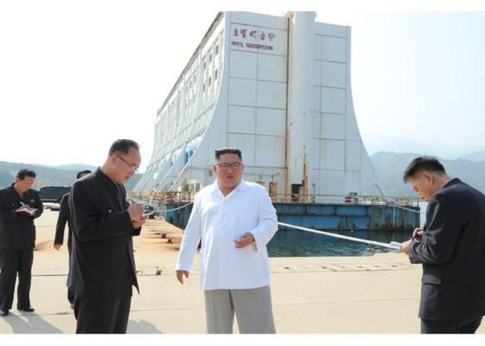 Hãng thông tấn KCNA hôm nay, 23/10, đưa tin Chủ tịch Triều Tiên Kim Jong-un vừa có chuyến thăm khu nghỉ dưỡng núi Kim Cương ở bờ biển phía Đông nước này.