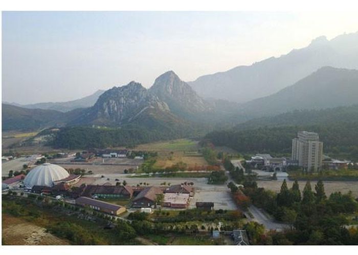 Các tour tham quan tới núi Kim Cương được triển khai từ năm 1998 trong bối cảnh quan hệ liên Triều tan băng. Nhưng hoạt động du lịch tại khu vực này đã bị đình chỉ vào năm 2008 sau khi một nữ du khách bị binh sĩ Triều Tiên bắn tử vong.
