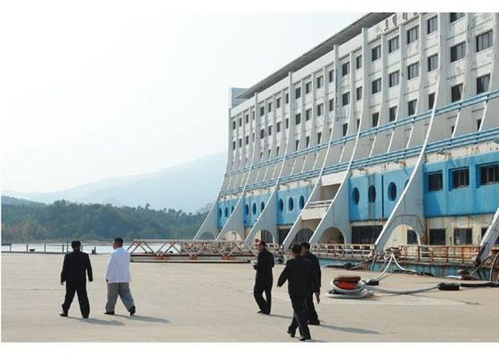 Đáng chú ý, trong chuyến thăm, ông Kim ra lệnh phá bỏ “tất cả các công trình có vẻ ngoài không phù hợp” do Hàn Quốc xây dựng, và dựng lên những “cơ sở dịch vụ hiện đại” của riêng Triều Tiên, phù hợp với cảnh quan thiên nhiên của núi Kim Cương.