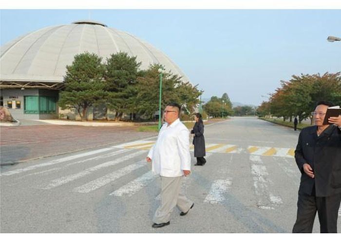 Đặc biệt, chuyến thăm núi Kim Cương còn có sự góp mặt của nhiều quan chức và nhân vật cấp cao khác, như Giám đốc Cơ quan tình báo Jang Kum-chol, Thứ trưởng Ngoại giao Choe Son-hui, em gái Kim Yo-jong và phu nhân Ri Sol-ju.