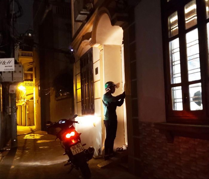 Hơn 1h00 sáng, Trần Minh Phước vẫn đến nhận hàng của khách
