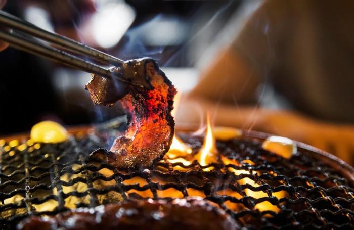 Chất béo từ thịt nhỏ giọt vào than khi nướng thịt sẽ tạo ra khói và lửa, điều này cho phép các chất PAH bám vào thức ăn, làm tăng nguy cơ tiếp xúc với chất gây ung thư. Ảnh: internet