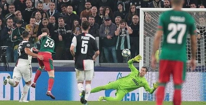 Tình huống Miranchuk mở tỷ số cho Lokomotiv Moskva