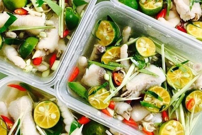 Hấp dẫn với món chân gà ngâm sả tắc (Ảnh: Thucthan)