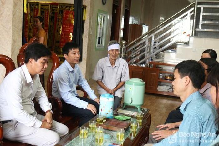 Đoàn công tác Trường Đại học Vinh thăm hỏi, chia buồn cùng gia đình học viên Nguyễn Tiến Thắng.