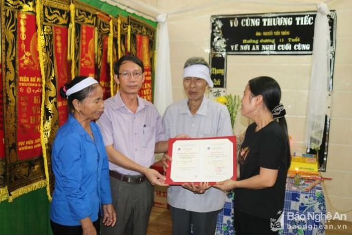 Đại diện Trường Đại học Vinh trao Bằng Thạc sĩ cho thân nhân học viên Nguyễn Tiến Thắng.
