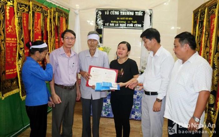 Đoàn công tác trao quà động viên gia đình.