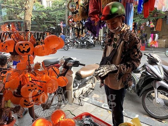 Đèn lồng bí ngô Halloween phong phú chủng loại thu hút khách hàng.