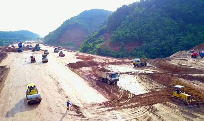 Công ty TNHH Hiệp Phú (TP Tuyên Quang) không ngừng mở rộng thị trường đầu tư xây dựng các công trình hạ tầng tại các tỉnh, thành phố trong cả nước. (Trong ảnh: Quang cảnh công trường thi công công trình giao thông tại tỉnh Yên Bái).
