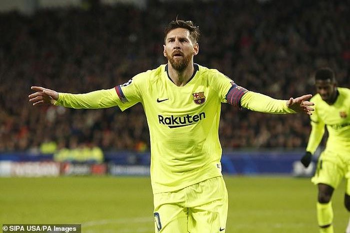 Theo Nisterlrooy không cầu thủ nào trên thế giới hiện nay sánh được với Messi.