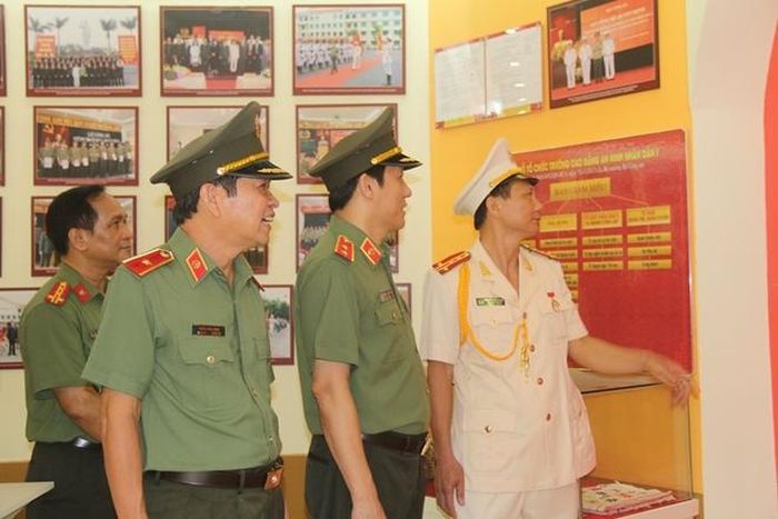 Thứ trưởng Lương Tam Quang và các đại biểu tham phòng truyền thống của nhà trường
