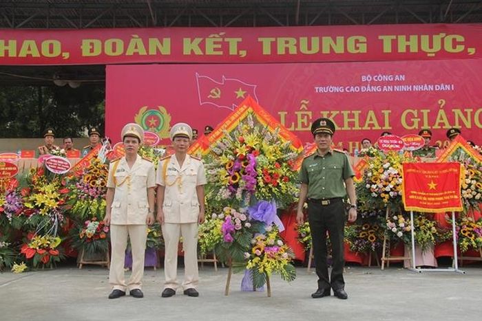 Thứ trưởng Lương Tam Quang tặng hoa cho lãnh đạo nhà trường