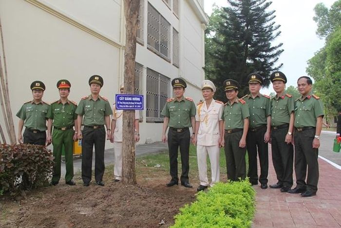 Thứ trưởng Lương Tam Quang và các đại biểu trồng cây lưu niệm trong khuôn viên nhà trường