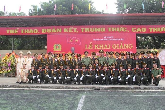 Thứ trưởng Lương Tam Quang và các đại biểu chụp ảnh lưu niệm với cán bộ, học viên của nhà trường