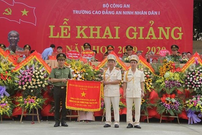 Thứ trưởng Lương Tam Quang tặng Cờ thi đua xuất sắc của Chính phủ cho Trường Cao đẳng ANND I