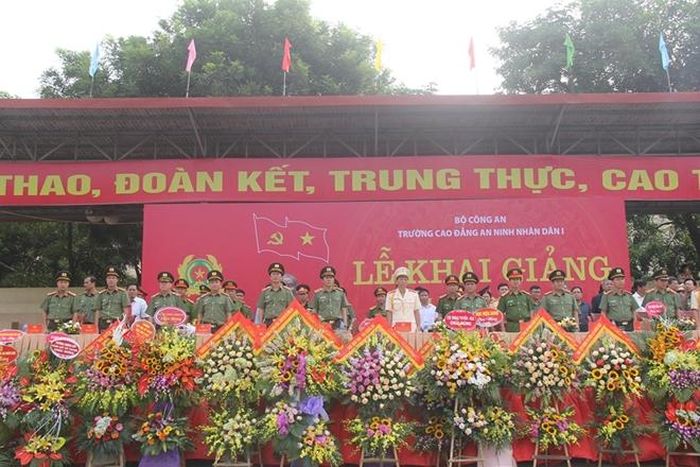 Thứ trưởng Lương Tam Quang và các đại biểu tham dự lễ khai giảng