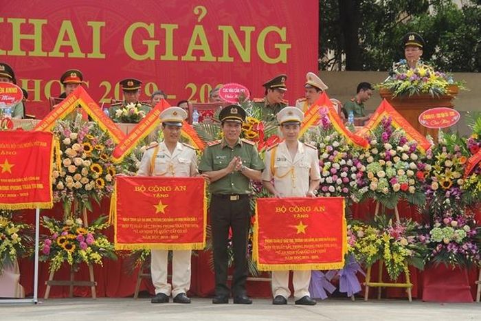 Thứ trưởng Lương Tam Quang tặng Cờ thi đua của Bộ Công an cho các tập thể tiêu biểu