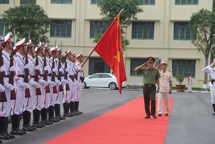 Thứ trưởng Lương Tam Quang duyệt đội danh dự CAND