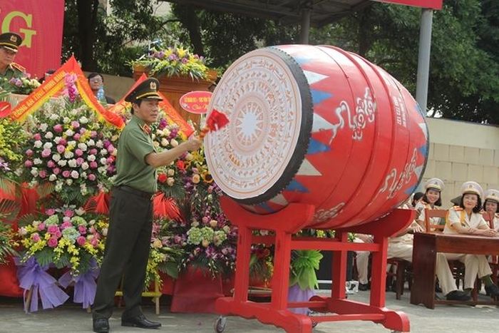 Thứ trưởng Lương Tam Quang đánh trống khai giảng năm học mới tại trường Cao đẳng ANND I
