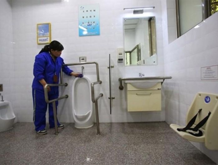 Những nhà vệ sinh Unisex được xây dựng ở các địa điểm công cộng, đông người qua lại như công viên, sân bay, nhà ga, khu dân cư và trên nhiều tuyến phố ở Thượng Hải. Thêm vào đó, những nhà vệ sinh này còn được lắp đặt các trang thiết bị phù hợp cho cả người già, người tàn tật, trẻ em...
