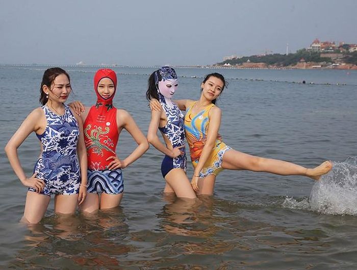 Khác với bikini là bộ đồ tôn lên vẻ đẹp thể hình của những đường cong người phụ nữ, facekini lại giúp người mặc che kín gương mặt, tránh cái nắng cháy da tại bãi biển. Nhưng nhìn facekini, người ta lại liên tưởng tới những... thước phim kinh dị