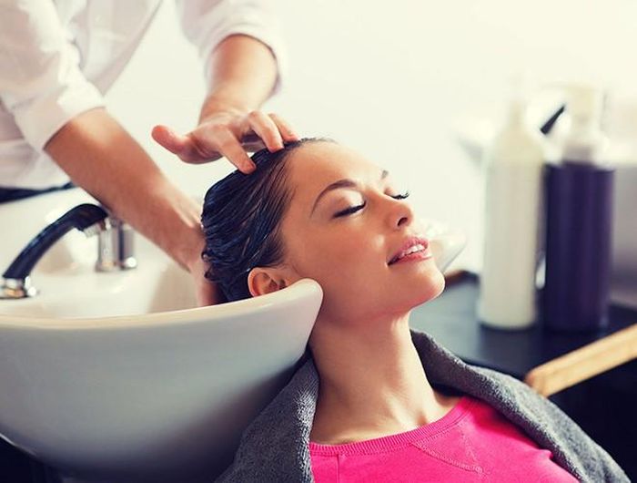 Đặc biệt, người Trung Quốc không gội đầu vào ngày đầu năm mới. Bởi tiếng Trung Quốc từ "tóc" là "phát", cùng âm đọc với "phát tài". Nếu gội đầu sẽ bị cho là "gội sạch tiền tài", gột sạch hết may mắn của mình