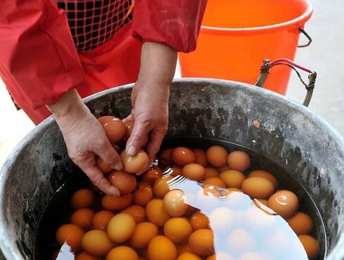 Món trứng luộc nước tiểu nghe qua có vẻ "rùng rợn" nhưng đây lại là đặc sản nổi tiếng của tỉnh Chiết Giang, Trung Quốc. Những quả trứng sẽ được luộc bằng nước tiểu bé trai dưới 10 tuổi qua một ngày và đem bày bán