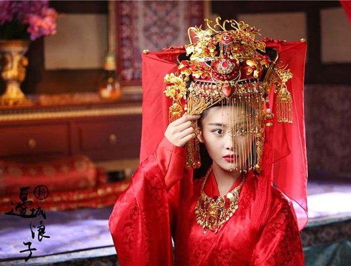 Hủ tục này xuất phát từ quan niệm xưa kia của người Trung Quốc, khi một người chưa lập gia đình bất ngờ qua đời, họ cho rằng linh hồn đó có thể cô đơn khi ở thế giới bên kia. Bởi vậy, những người thân trong gia đình sẽ làm một "đám cưới ma" giúp con cháu không may đoản mệnh, có cuộc sống hôn nhân ở cõi vĩnh hằng