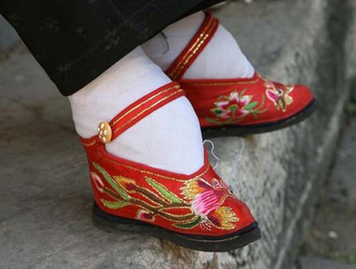 Tục bó chân ở Trung Quốc gắn với phụ nữ suốt thời phong kiến. Người Trung Quốc xưa quan niệm, bàn chân nhỏ xíu là biểu tượng của sự sang trọng và quý phái. Bị bó chân, người phụ nữ không đi vững được và bước đi của họ sẽ uyển chuyển giống như những cành sen đung đưa trước gió