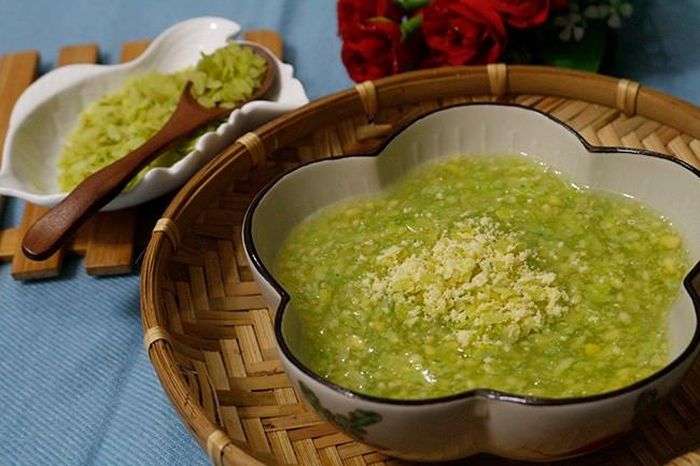 Hòa tan bột năng với một chút nước sau đó chế từ từ vào nồi chè, vừa chế vừa khuấy đều để chè không bị vón cục, khi thấy chè đã có độ sánh đặc như ý là được. Đợi chè sôi lên là tắt bếp, sau đó bạn cho cốm vào khuấy đều rồi múc ra bát để cho nguội, khi ăn bạn rắc thêm dừa bào sợi lên trên và thưởng thức.