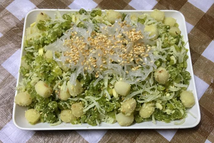 Xôi cốm: Một món ngon từ cốm nữa cũng không thể không nhắc tới là xôi cốm. Vẫn là nét đặc trưng vốn có của cốm mùa thu nhưng khi được biến tấu thành món xôi mềm dẻo, từng hạt cốm lại trở nên thật khác biệt.