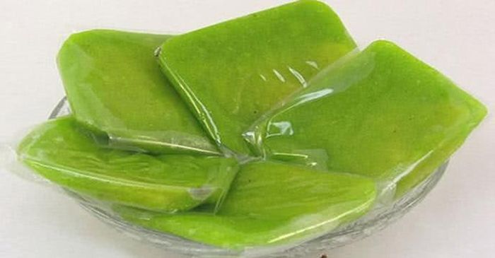 Bánh cốm: Sở dĩ bánh cốm trở nên đặc biệt hơn hẳn so với những món ngon làm từ cốm khác là vì cốm không còn được giữ nguyên hạt như ban đầu mà được quyện thành lớp bánh dẻo cùng đường kính trắng.
