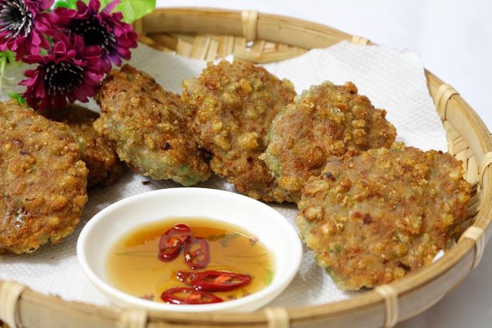 Chả cốm: Sau những hạt cốm thơm đầu mùa là món chả cốm béo ngậy được chuẩn bị cho bữa tối trong gia đình. Vẫn là những hạt cốm xanh nhưng giờ được trộn chung cùng thịt xay, mỡ phần và gia vị sau đó nặn thành miếng cỡ lòng bàn tay. Nhà ai cầu kỳ thì bổ sung thêm chút bột mì, bột nở hay bột năng.