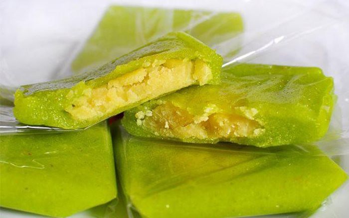 Mỗi chiếc bánh mỏng chỉ to cỡ lòng bàn tay người lớn được gói giấy bóng kính trắng bên ngoài và được đựng trong những chiếc hộp xinh xắn màu xanh lá mạ chính là món quà ý nghĩa tặng khách phương xa khi có dịp ghé qua Hà Nội.