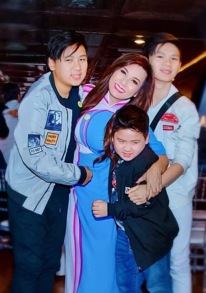 Trizzie Phương Trinh hạnh phúc bên các con