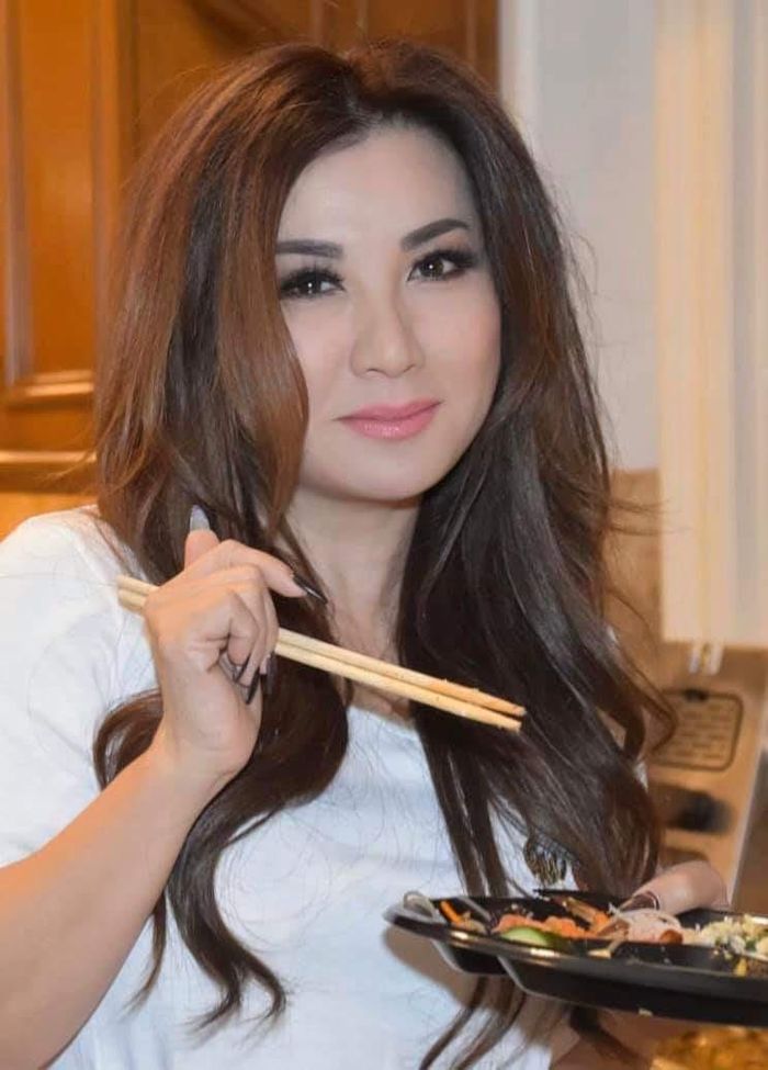 Nhìn thoáng qua, nhiều người nhầm Trizzie Phương Trinh là "Bông hồng lửa"