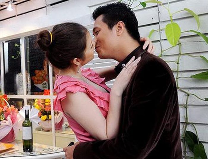 Năm 2009, Lý Nhã Kỳ còn vướng tin đồn yêu bạn diễn Việt Anh khi đóng cùng Gió nghịch mùa nhưng cả hai phủ nhận
