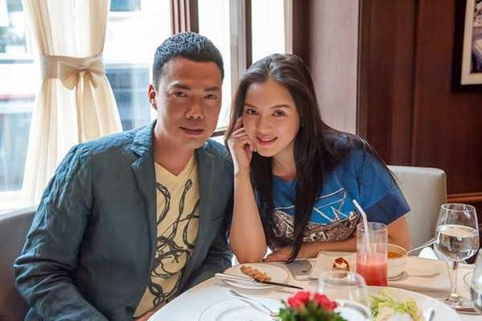Vào tháng 7/2012, tạp chí Next Magazine của xứ cảng thơm đăng tải những hình ảnh của Lý Nhã Kỳ và Tạ Thiên Hoa. Tờ này khẳng định cả hai gặp nhau tại một bữa tiệc và sau đó, ngôi sao TVB đưa người đẹp phim "Gió nghịch mùa" về khách sạn.