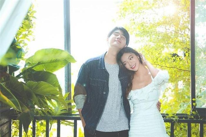 Katleen Phan Võ ngả đầu tình cảm vào vai Nhâm Phương Nam.