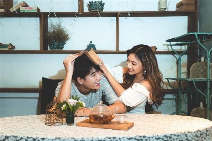 Giữa không gian một quán cà phê nhỏ.