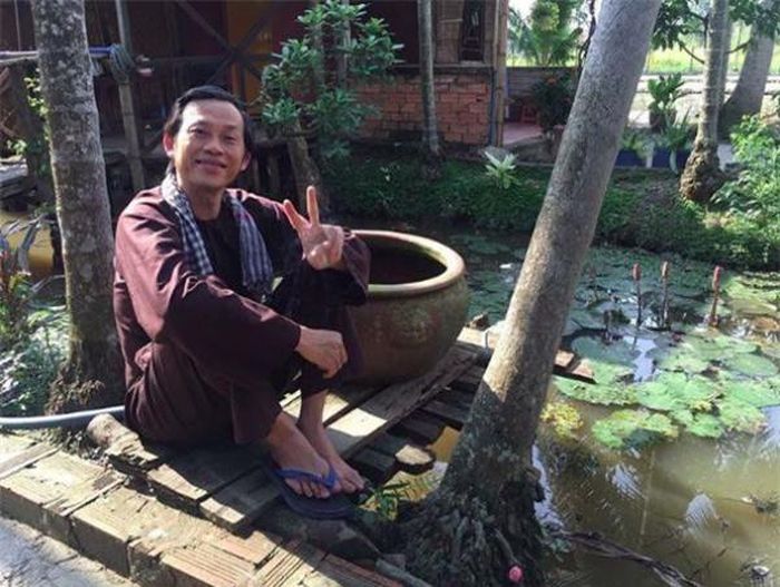 Anh luôn xuất hiện với bộ quần áo bà ba quen thuộc, cứ bình dân, giản dị như một người nông dân chăm chỉ. Gần đây, nghệ sĩ Hoài Linh gần như vắng mặt trong các gameshow thực tế. Anh tập trung lui về chăm sóc khu nhà thờ tổ và vui vẻ với cuộc sống điền viên.