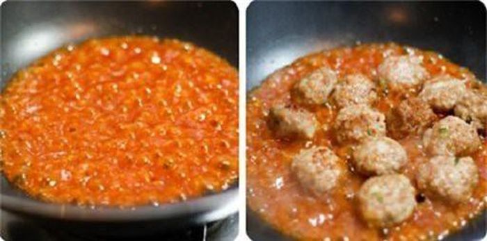 Cho thịt vào đun với nước sốt cà chua