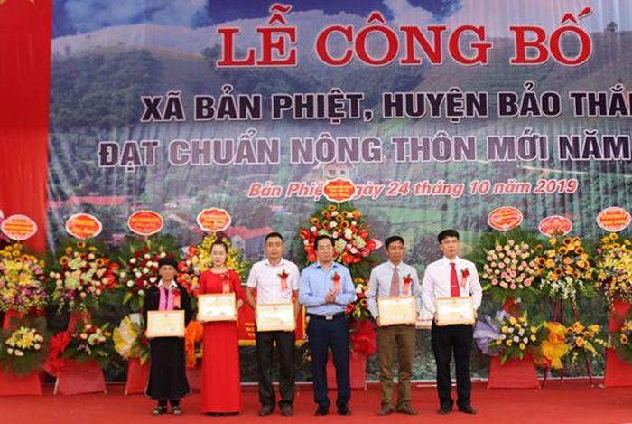 Trao Giấy khen của Chủ tịch UBND huyện Bảo Thắng cho các tập thể.