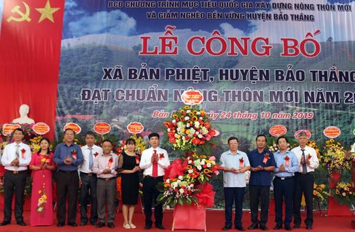 Tặng hoa chúc mừng xã Bản Phiệt.