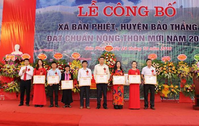 Tặng Giấy khen của Chủ tịch UBND xã Bản Phiệt cho các tập thể và cá nhân.