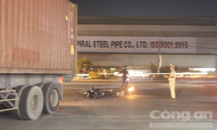 Lực lượng chức năng xử lý hiện trường vụ TNGT.