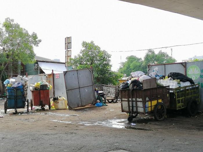 Tình trạng tập kết rác dưới dạ cầu Chánh Hưng trước đó.